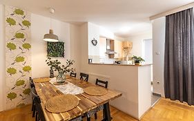 Gozsdu White Raven Residence 305